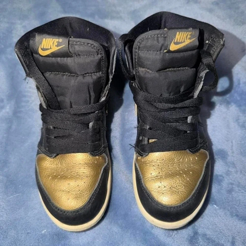 Jordan 1‎ Retro High OG black and gold trainers kids size 13c